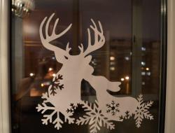 Семь лучших идей украшения окон к новому году Новогодние домики на стекло из бумаги поэтапно